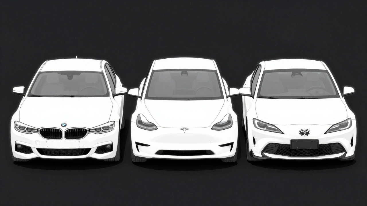 Три автомобиля — BMW, Tesla и Toyota — с выделенными характерными элементами дизайна: решётка, гладкие поверхности и плавные формы.